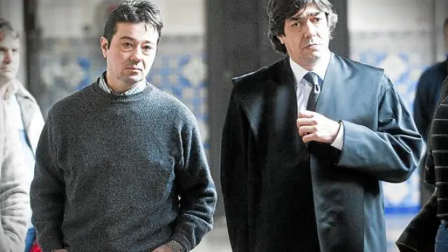 El acusado, Francisco Lozano Agustín, junto a su abogado, José Luis Melguizo, en la Audiencia.