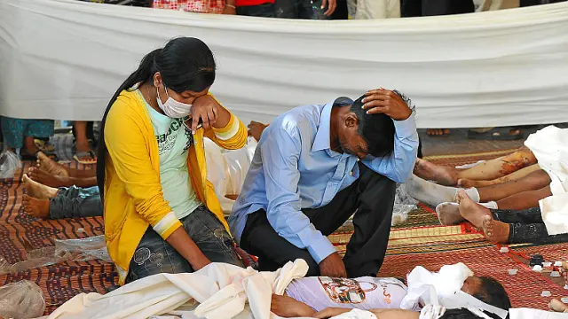 Dos camboyanos lloran la pérdida de su hermano.