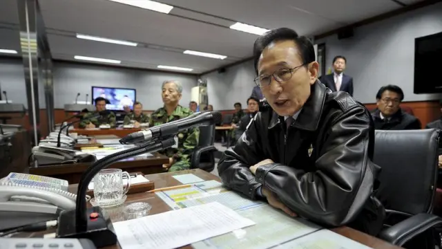 El presidente sucoreano Lee Myung-bak en el Centro de Mando Conjunto de Jefes del Estado Mayor de Seúl