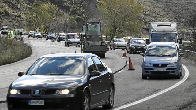 Estos días se da paso alternativo en un tramo entre Nueno y Arguis por las obras de asfaltado.