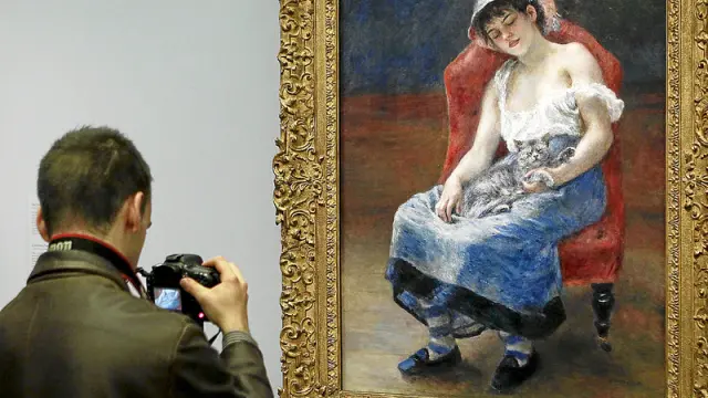 El fotógrafo retrata el lienzo ¿Muchacha dormida¿ (1880) de Pierre August Renoir.