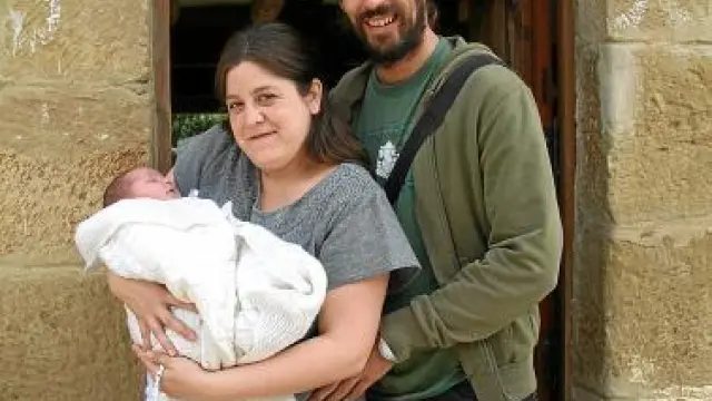 Carlota y Jorge, con el pequeño Diego, junto a su hotel rural.