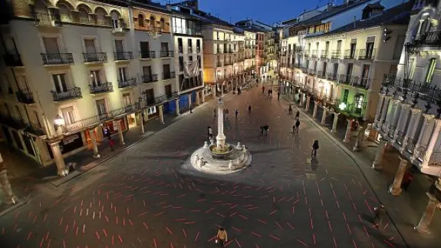 La plaza del Torico, salpicada de luminarias apagadas o con colores discordantes.