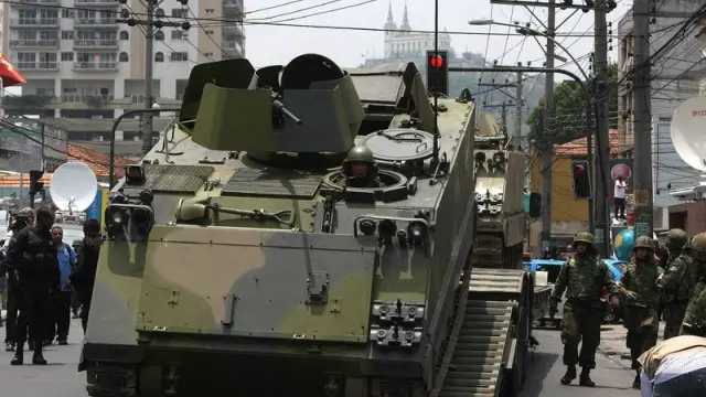 Tanques preparados para entrar en la zona controlada por los narcos en Río