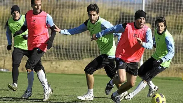 Joaquín Sorribas avanza con el balón, durante un entrenamiento del Huesca.
