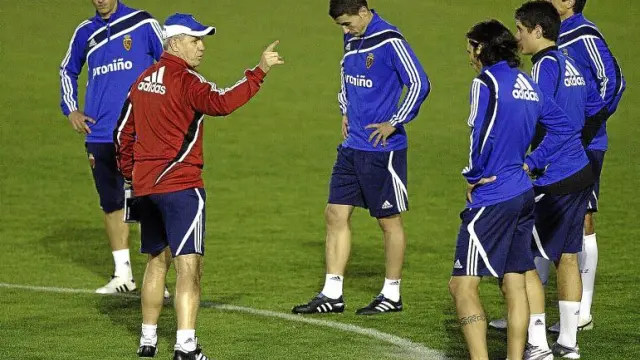 Javier Aguirre da indicaciones a sus jugadores durante un entrenamiento.
