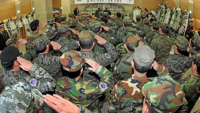 Militares surcoreanos rinden homenaje a los dos soldados muertos en el ataque, ayer en Seúl.