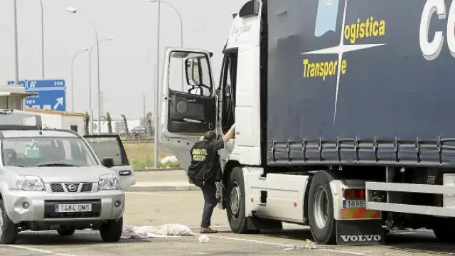 La Guardia Civil recogió muestras de todo tipo en la cabina del camión.