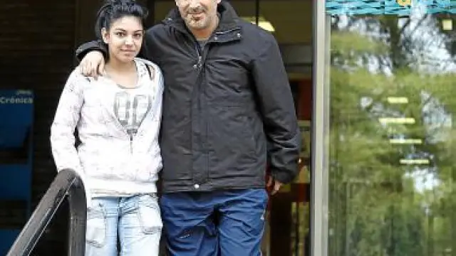 José Manuel Viñuales, con su hija Bea, sale del hospital.