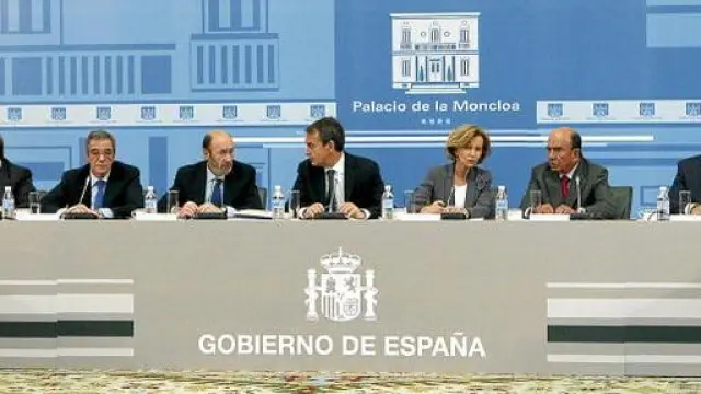Desde la izquierda, Lara (Planeta), Brufau (Repsol), Alierta (Telefónica), Rubalcaba, Rodríguez Zapatero, Salgado, Botín (Santander), García Sanz (Anfac) y Prado (Endesa).