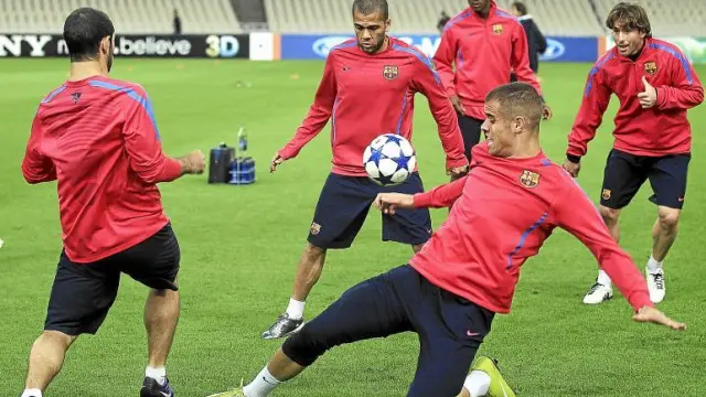 Los jugadores del Barcelona tocan balón durante un entrenamiento de la semana pasada.