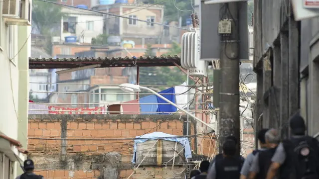 Policías en la favela
