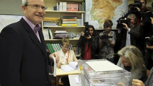 José Montilla (PSC) acude a votar en una escuela de Sant Just Desvern (Barcelona).