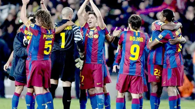Los futbolistas del Barcelona celebran la goleada al Real Madrid, nada más finalizar el encuentro de ayer en el Camp Nou.