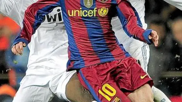 Messi intenta irse de Diarra y Ramos.