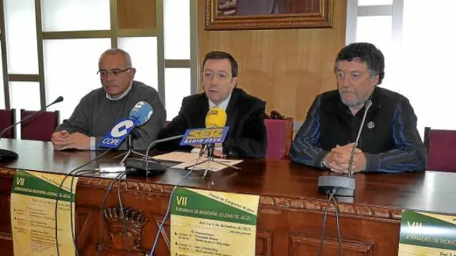 Bernabé Aguirre, a la derecha de la imagen, con el concejal Vila y el alcalde Villarroya.