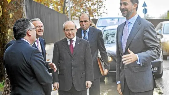Montilla, en el centro, con el príncipe Felipe en un encuentro de directivos ayer en Gerona.