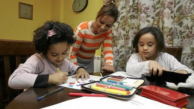 Amina y Sofía hacían ayer sus deberes con su madre Jamila, en su casa de Santa Cilia.
