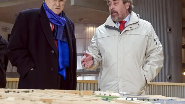 El alcalde de Zaragoza, Juan Alberto Belloch (d), conversa con su homólogo bilbaíno, Iñaki Azkuna