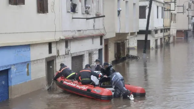 Operación de rescate en una inundación en Casablanca.