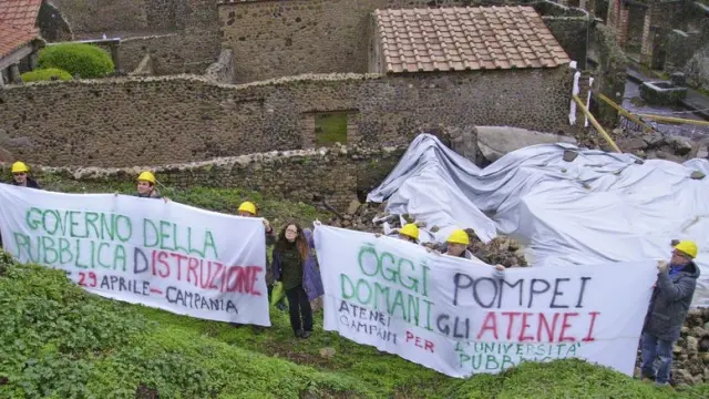 Varios activistas protestan por la dejadez del gobierno italiano para conservar el área arqueológica de Pompeya