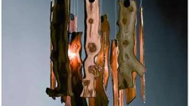 'Tree', cuerpo de madera y base en acero.