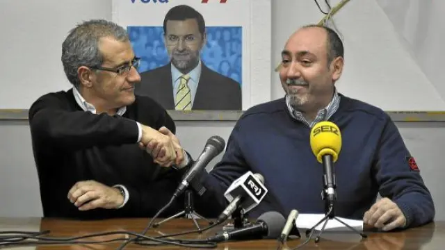 José Luis Moret (izquierda) da la mano a Santiago Escándil, en una rueda de prensa