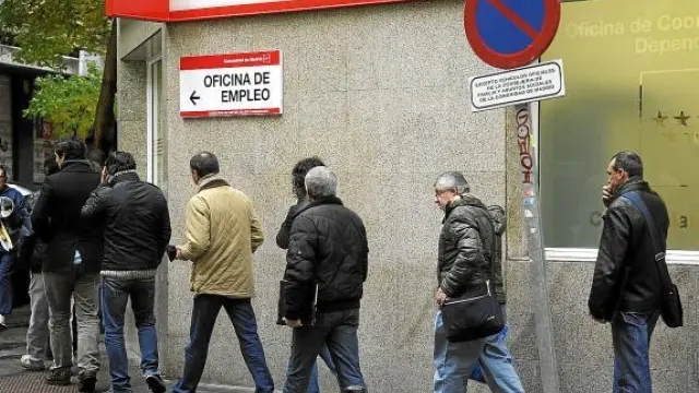 Una fila de parados en una oficina de empleo de Madrid.