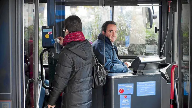 Una usuaria en un autobús ayer en Zaragoza