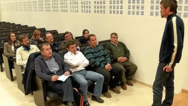 Los alcaldes reunidos frente al presidente comarcal, Daniel Périz.