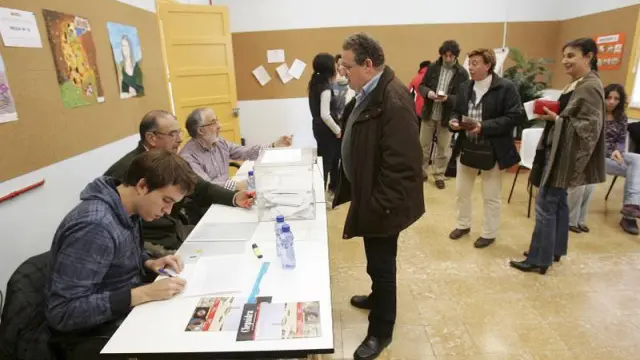 Un grupo de profesores vota en el Centro de Profesores y Recursos del Sancho Ramírez.