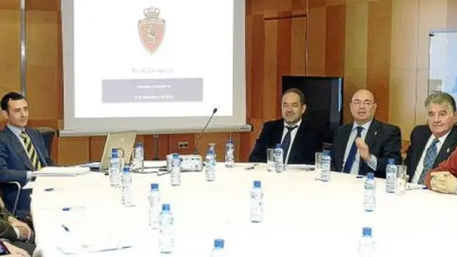 Agapito Iglesias y los consejeros Paco Checa (a su izquierda) y Javier Porquera (con corbata 'avispa'), en un momento de la reunión con los pequeños accionistas.