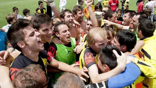 Los jugadores del CD La Muela celebran el ascenso en el último partido de la campaña pasada.