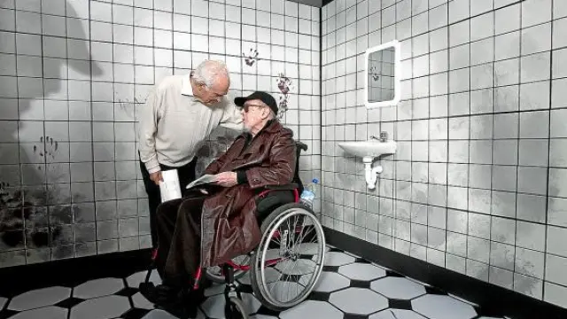 Eugenio Martín y Jesús Franco posan en la recreación de un terrorífico lavabo de la muestra.