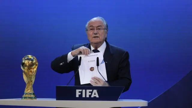 Blatter muestra el país designado.