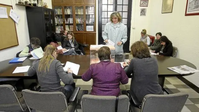 Una maestra acudía a votar ayer por la mañana a la mesa del colegio Joaquín Costa de Zaragoza.
