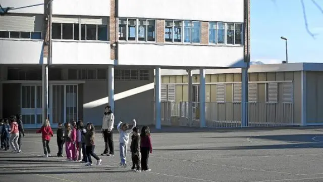 El colegio Ricardo Mur y los barracones donde estudian los niños de Infantil.