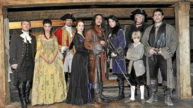 Los actores caracterizados para la serie televisiva ambientada en el siglo XVIII.