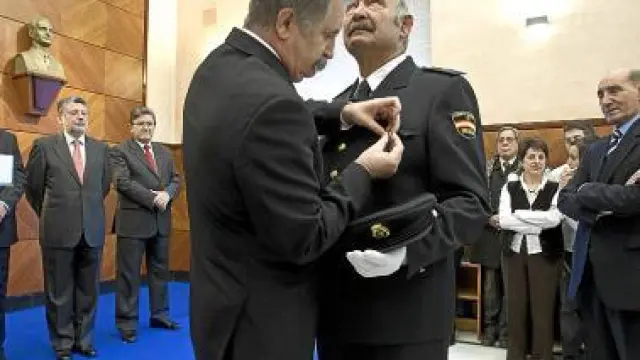 Gabriel Marzo recibe la Medalla al Mérito Civil.
