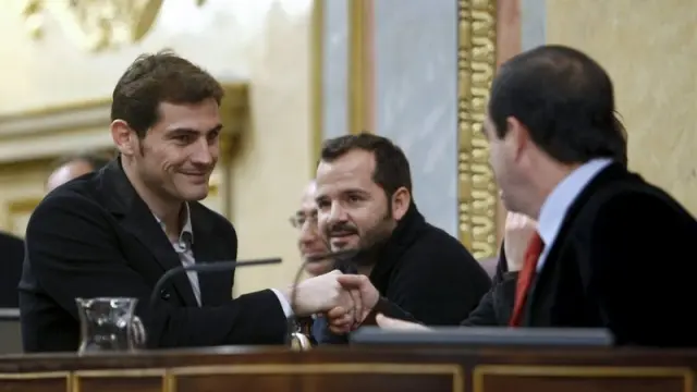 Casillas saluda al presidente del Congreso, José Bono, al fondo, el actor Ángel Martín.