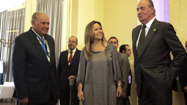 - El rey Juan Carlos de España (d) habla con la ministra española de Relaciones Exteriores, Trinidad Jiménez (c), y con el secretario general iberoamericano, Enrique Iglesias (i)