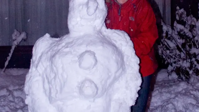 María Galve y su muñeco de nieve