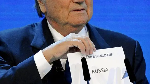 Joseph Blatter enseña el nombre de Rusia como sede oficial del Mundial 2018