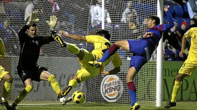 El delantero del Huesca Roberto García intenta rematar a portería en una de las primeras acciones del partido de ayer ante el Alcorcón.