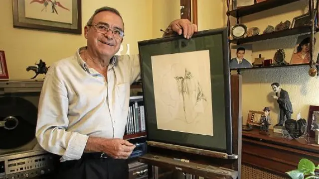 Ángel Garcés, en su casa con uno de sus dibujos, afición que aparcó para dedicarse al Festival de Cine.