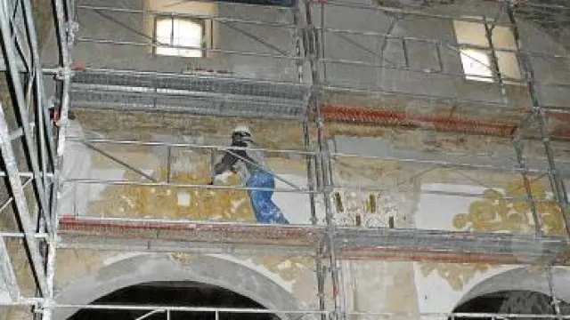 Trabajos de restauración en la nave central.