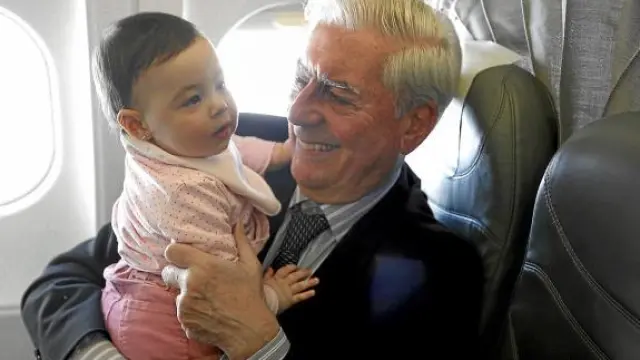 Mario Vargas Llosa, junto a su nieta Anais, en el avión que le trasladó ayer a Estocolmo.