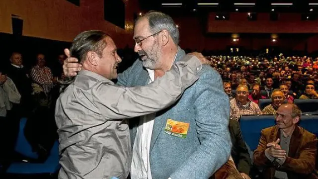 Tras su elección, José Manuel Penella -zquierda- se fundió en un abrazo con Javier Sánchez.