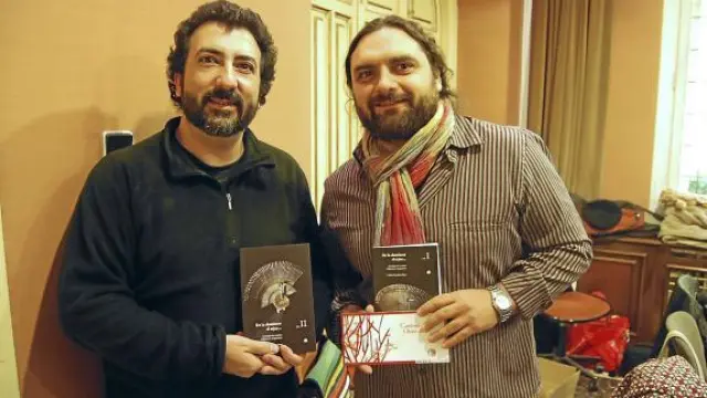 Carlos González y Pep Bruno posan para la fotografía con los dos volúmenes editados.
