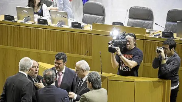 Los cinco portavoces parlamentarios conversan con el presidente de las Cortes, en un pleno.